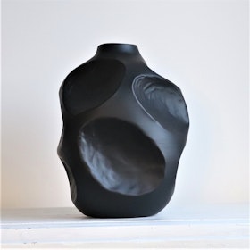 Vas Visar i svart metall och oregelbunden form