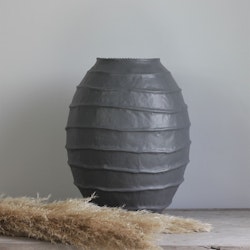 Vas Clay i grålackad metall och dekorativ textur