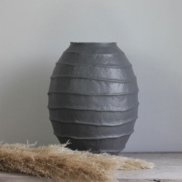 Vas Clay i grålackad metall och dekorativ textur
