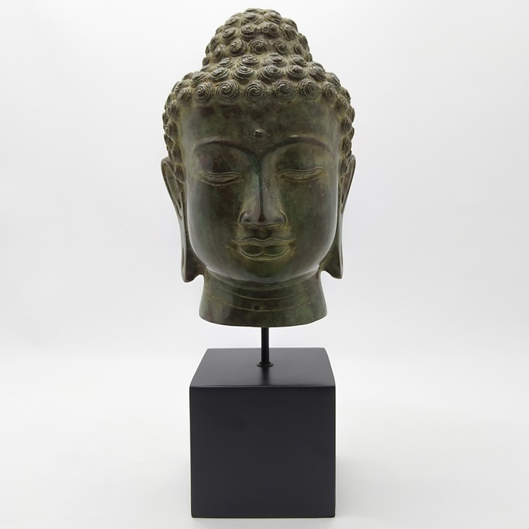 Mässings figur Buddha på stativ, antik grön