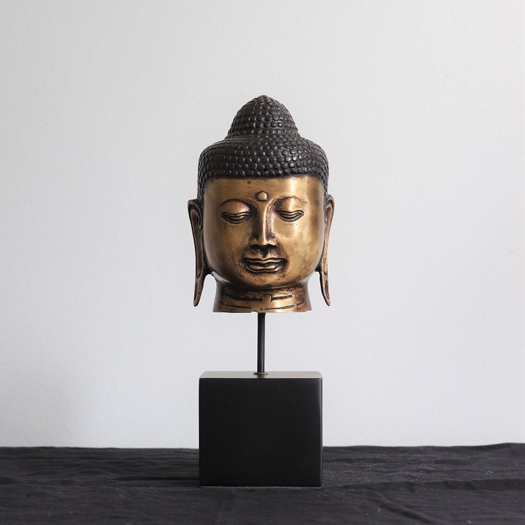 Mässings figur Buddha på stativ, guld