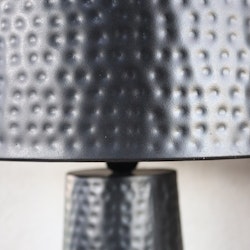 Bordslampa Philly i hamrad metall, 67 cm, svart