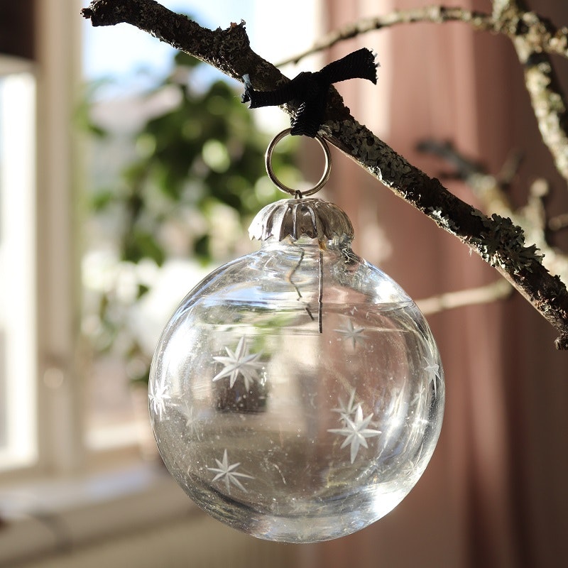 Julkula i munblåst tjockt glas och graverade stjärnor