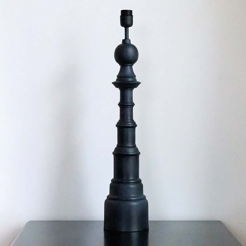 Lampfot Josie i lackad metall, svart