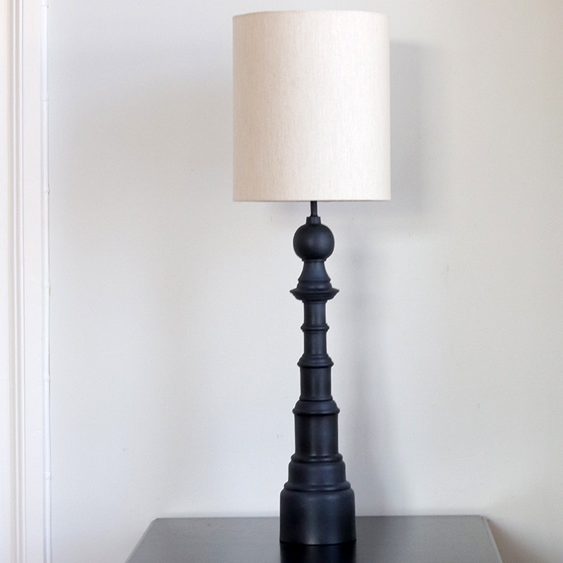 Lampfot Josie i lackad metall, svart