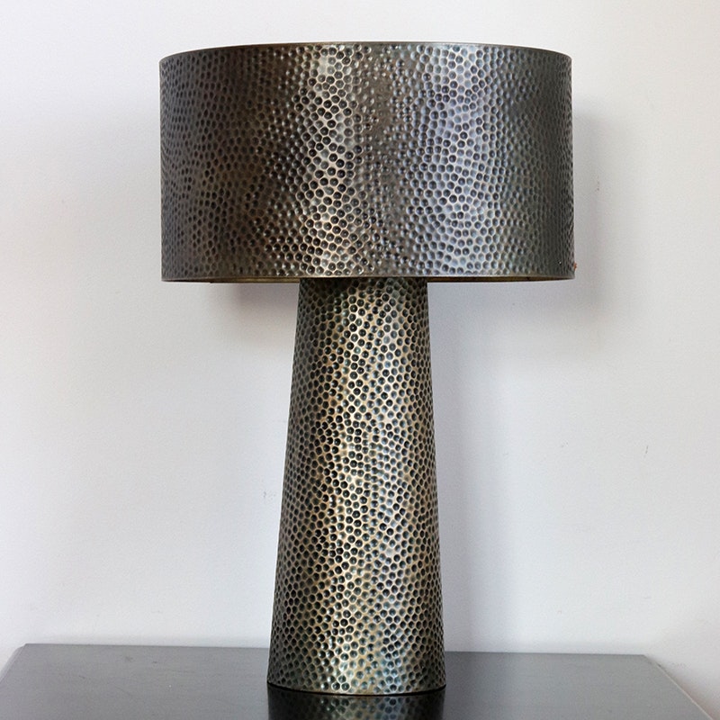 Bordslampa Faye i hamrad metall, 67 cm, antik mässing