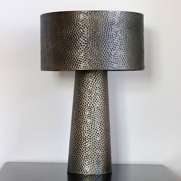 Bordslampa Faye i hamrad metall, 67 cm, antik mässing