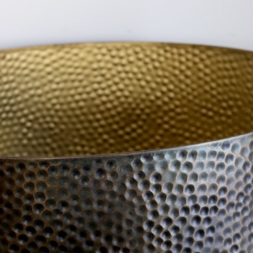 Bordslampa Faye i hamrad metall, 67 cm, antik mässing
