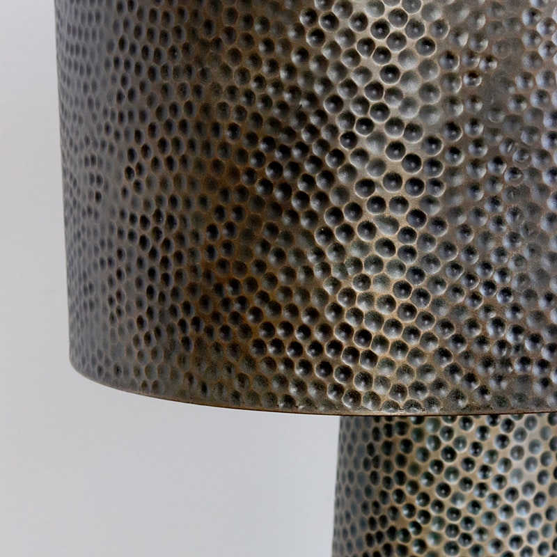 Bordslampa Faye i hamrad metall, 67 cm, antik mässing