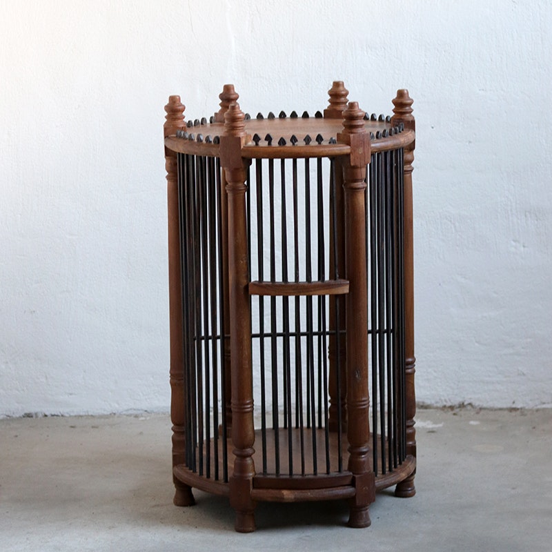Litet bord, Cage