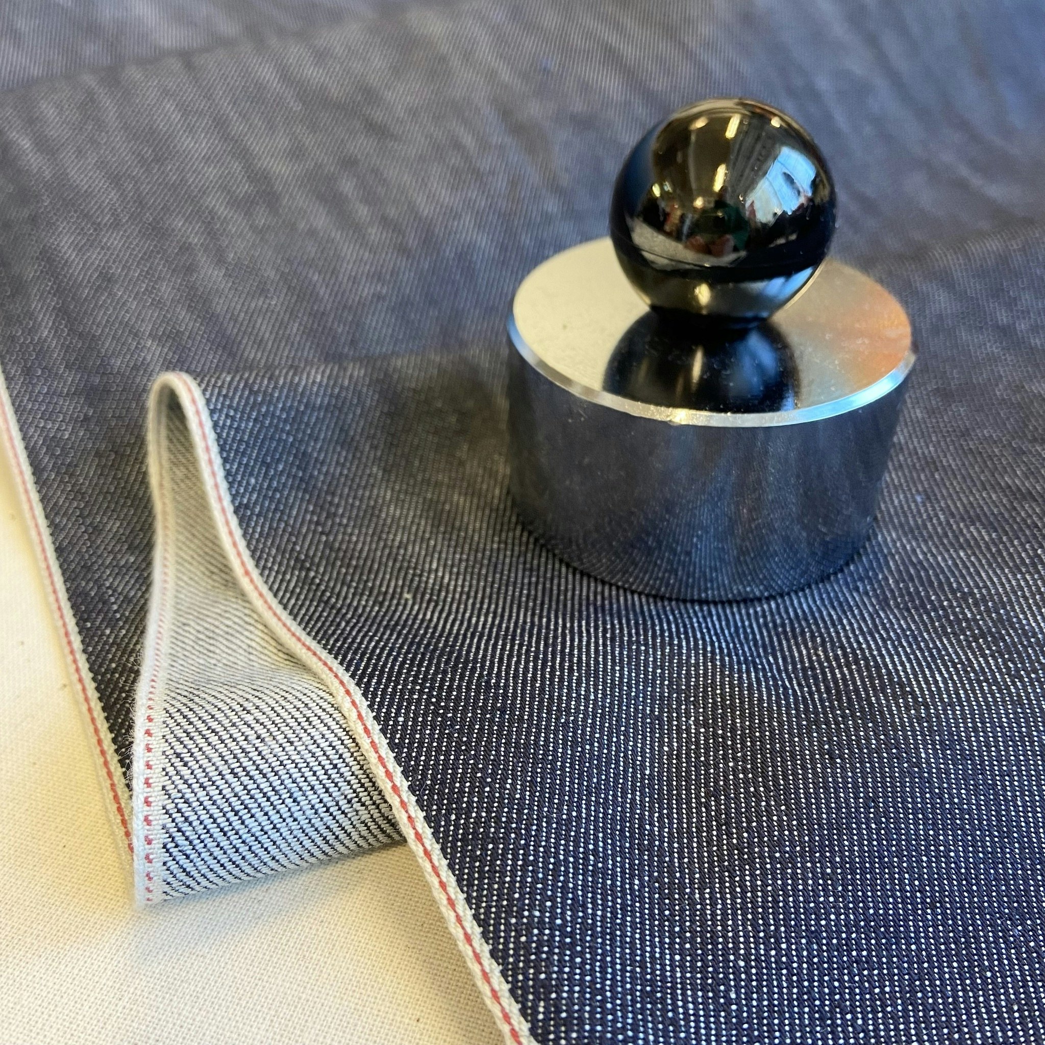 1,3m Bom/Elastan Selvedge Denim Mörkblå, liten fläck i kanten