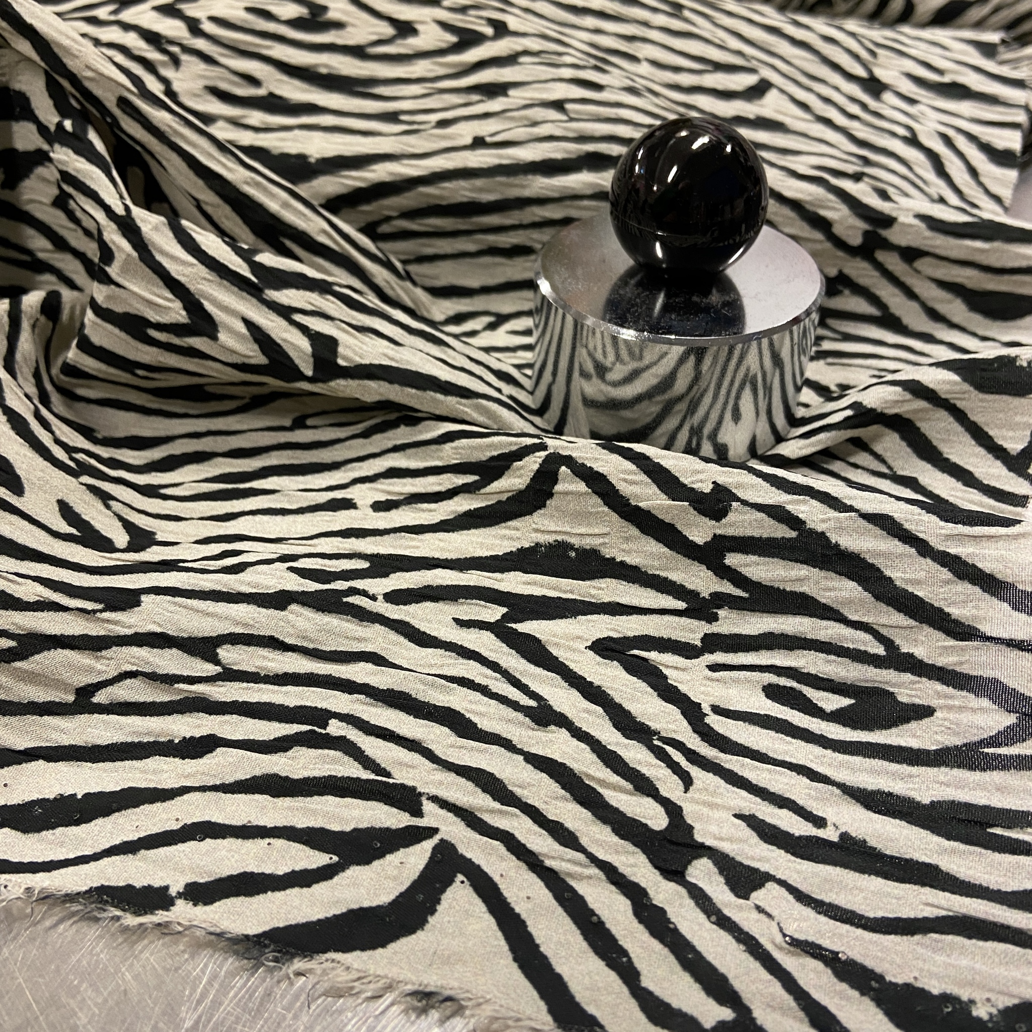 2m Viskos-bäckebölja, svart/beige zebra