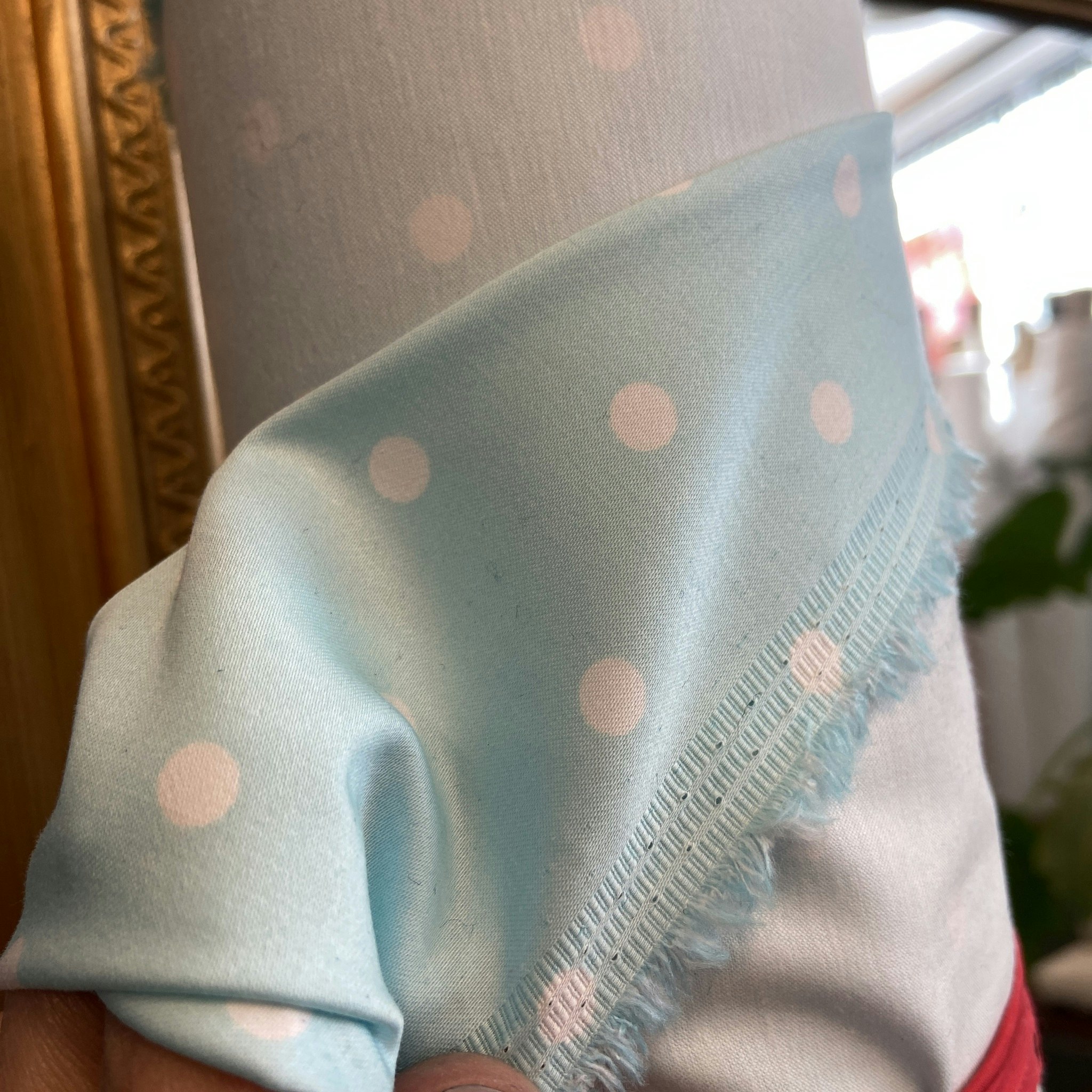 1,5m Bomull/Elastan ljusturkos prickig