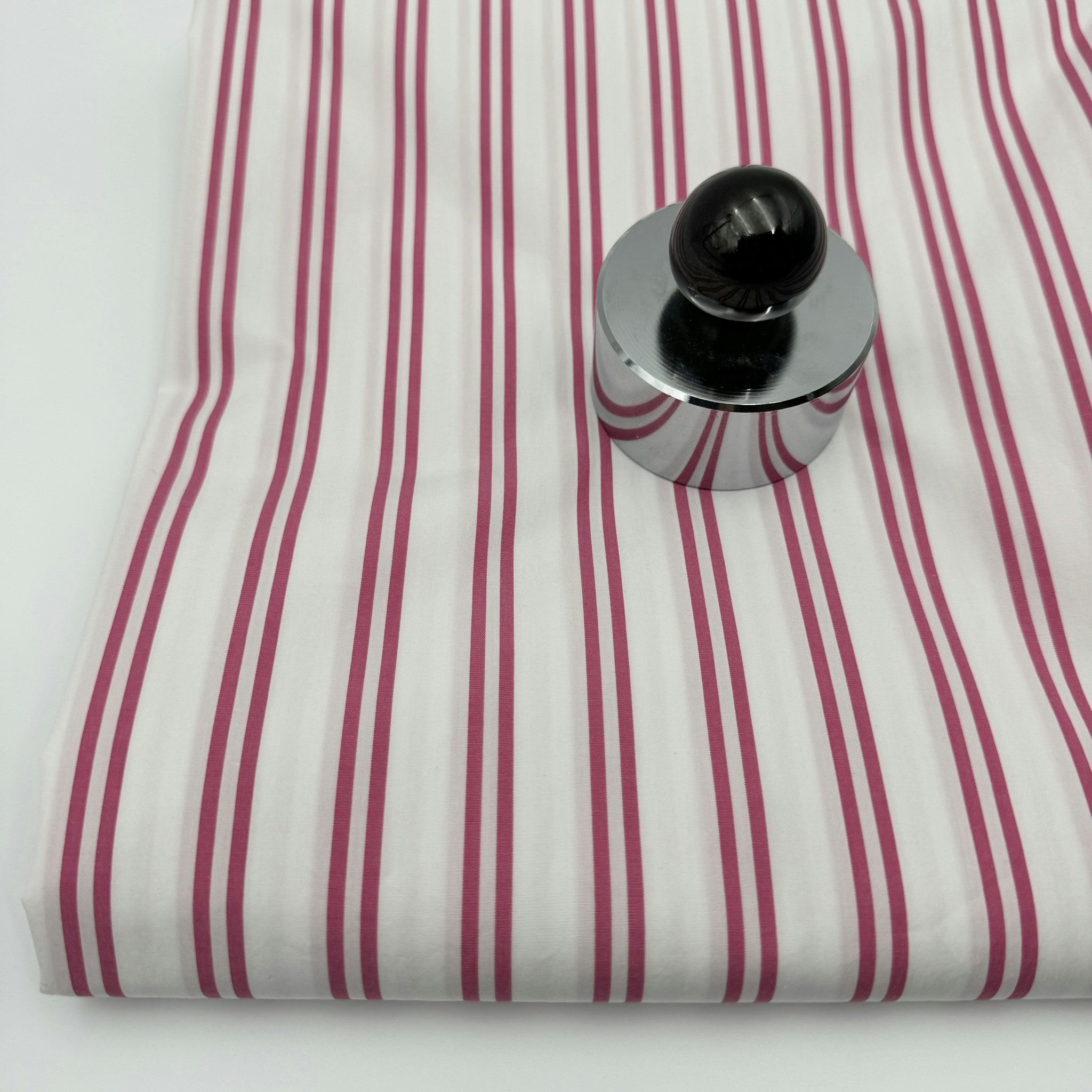 Bomullspoplin vit/cerise dubbelrand