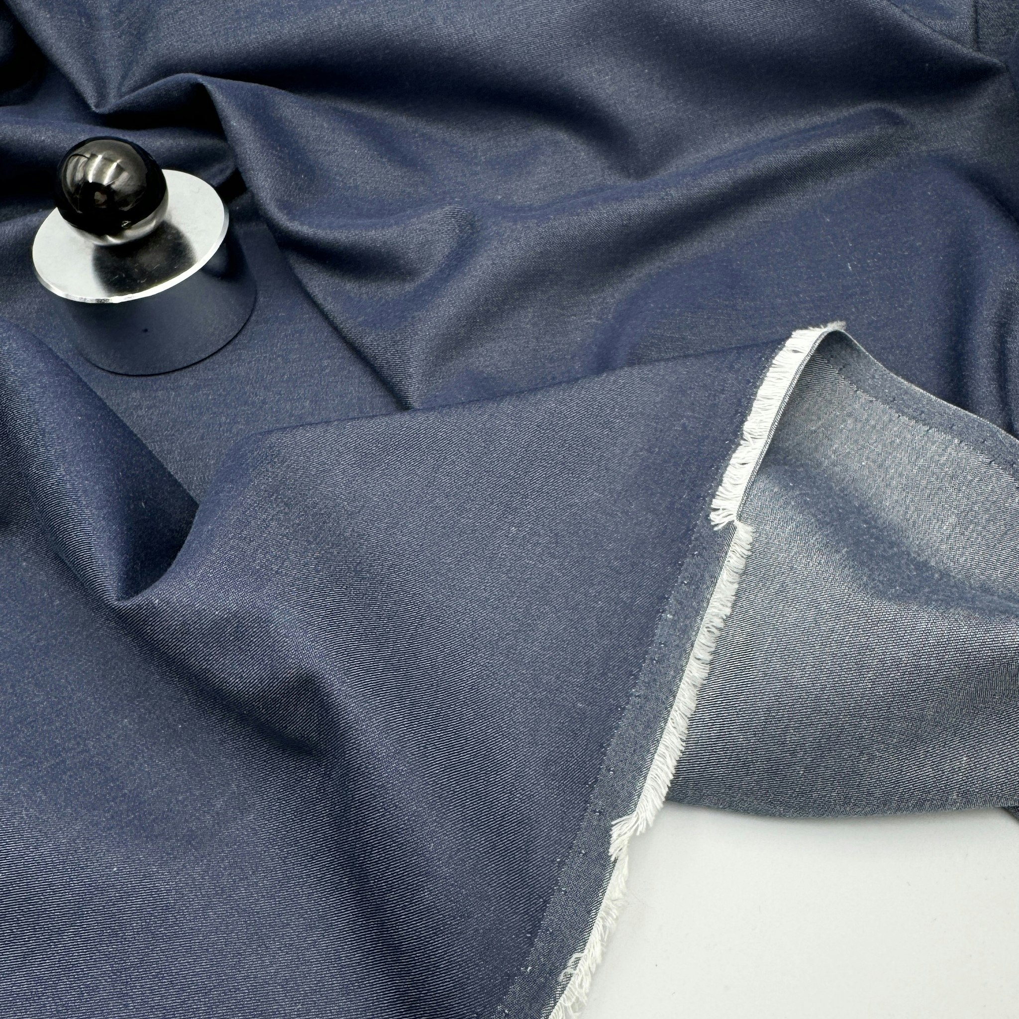 1,3m Bomull/lyocell tunn denim med litet vitt streck