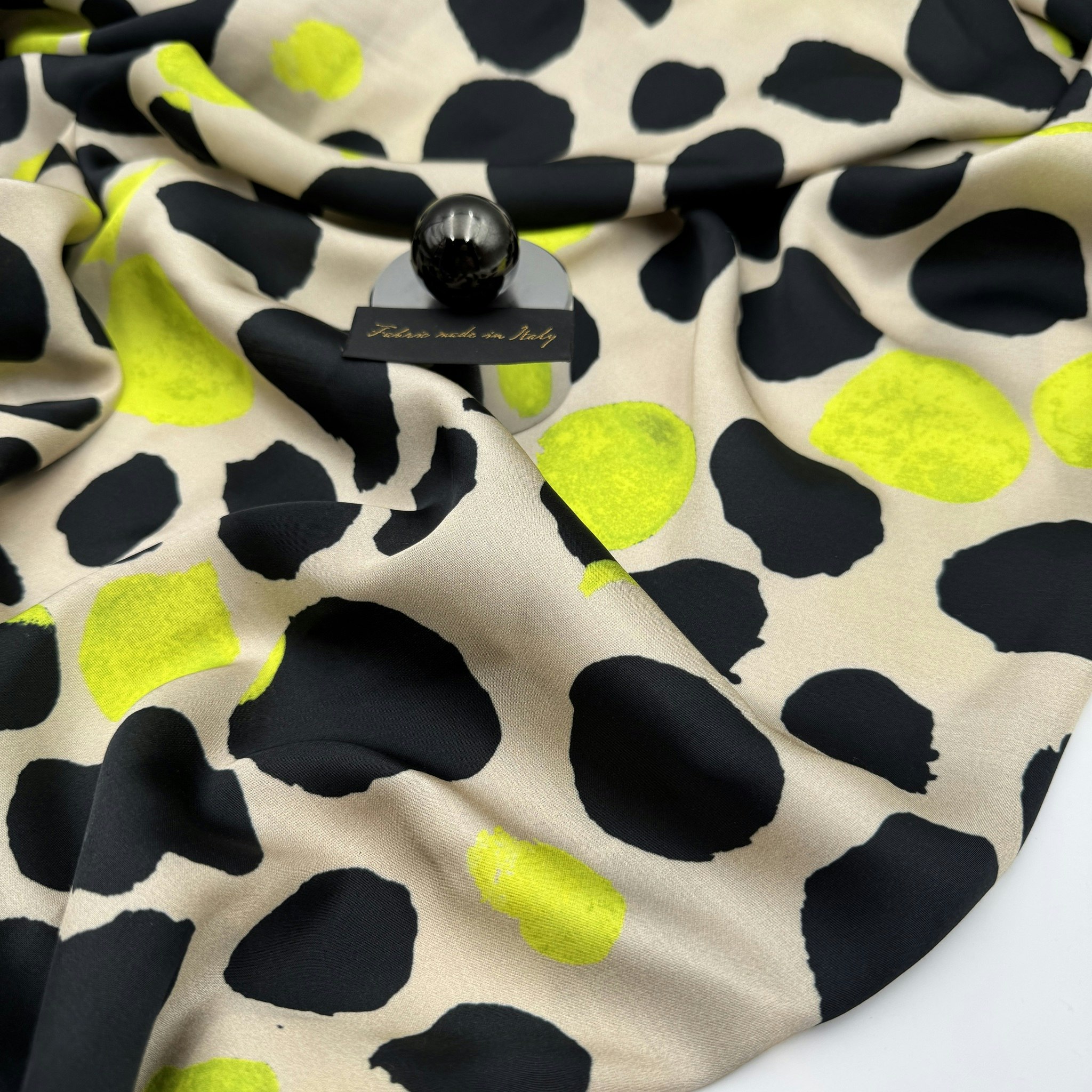 2,2m Viskossatin beige/svart/citron V. Westw**d