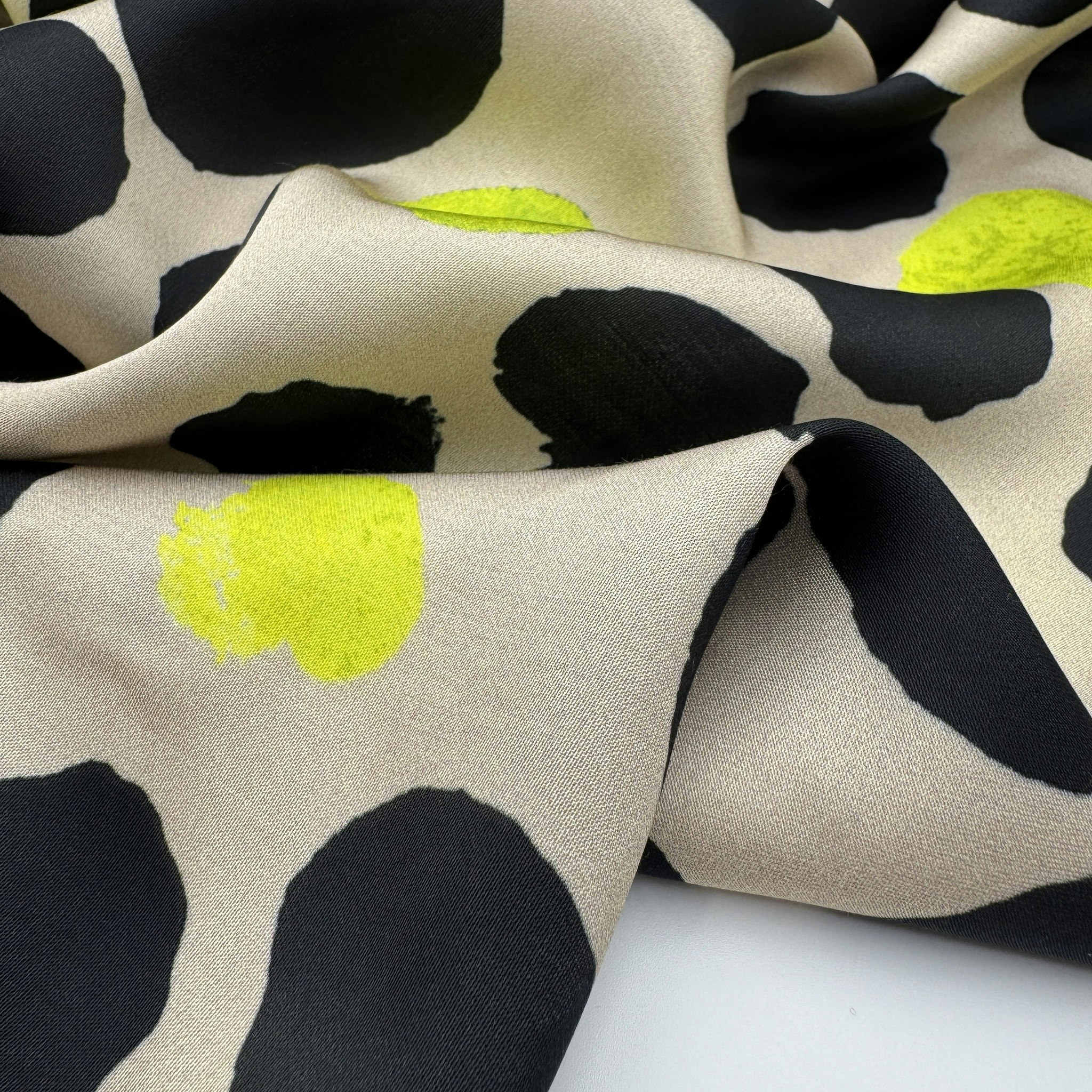 2,2m Viskossatin beige/svart/citron V. Westw**d