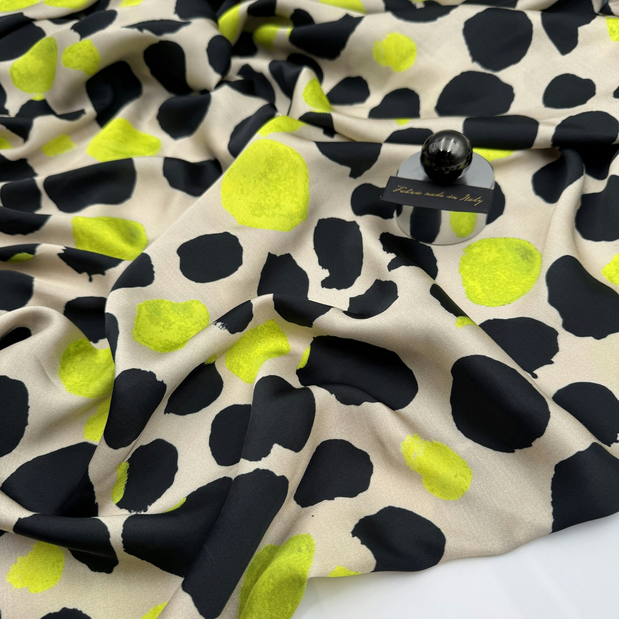 2,2m Viskossatin beige/svart/citron V. Westw**d