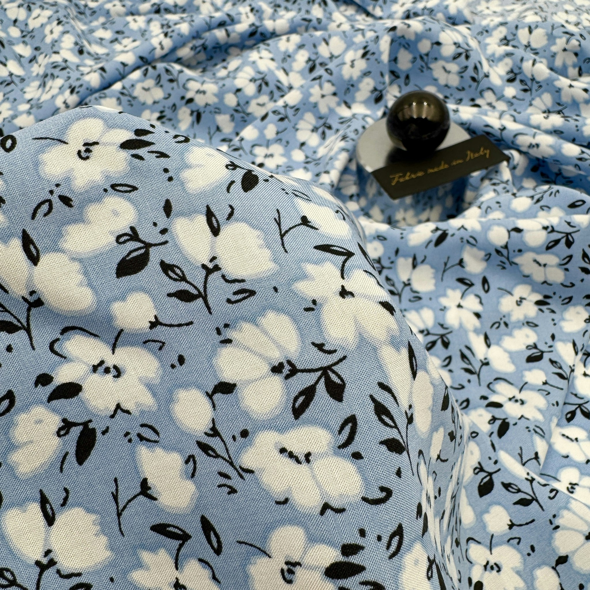 1,5m Viskos ljusblå/vit blommig