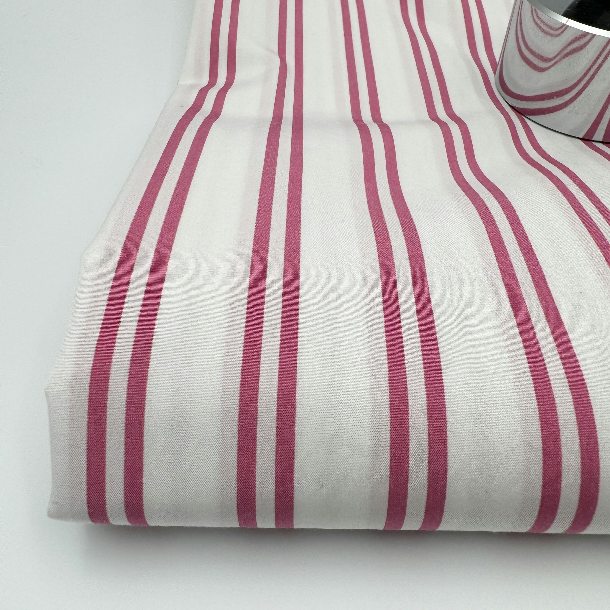 2m Bomullspoplin vit/cerise dubbelrand