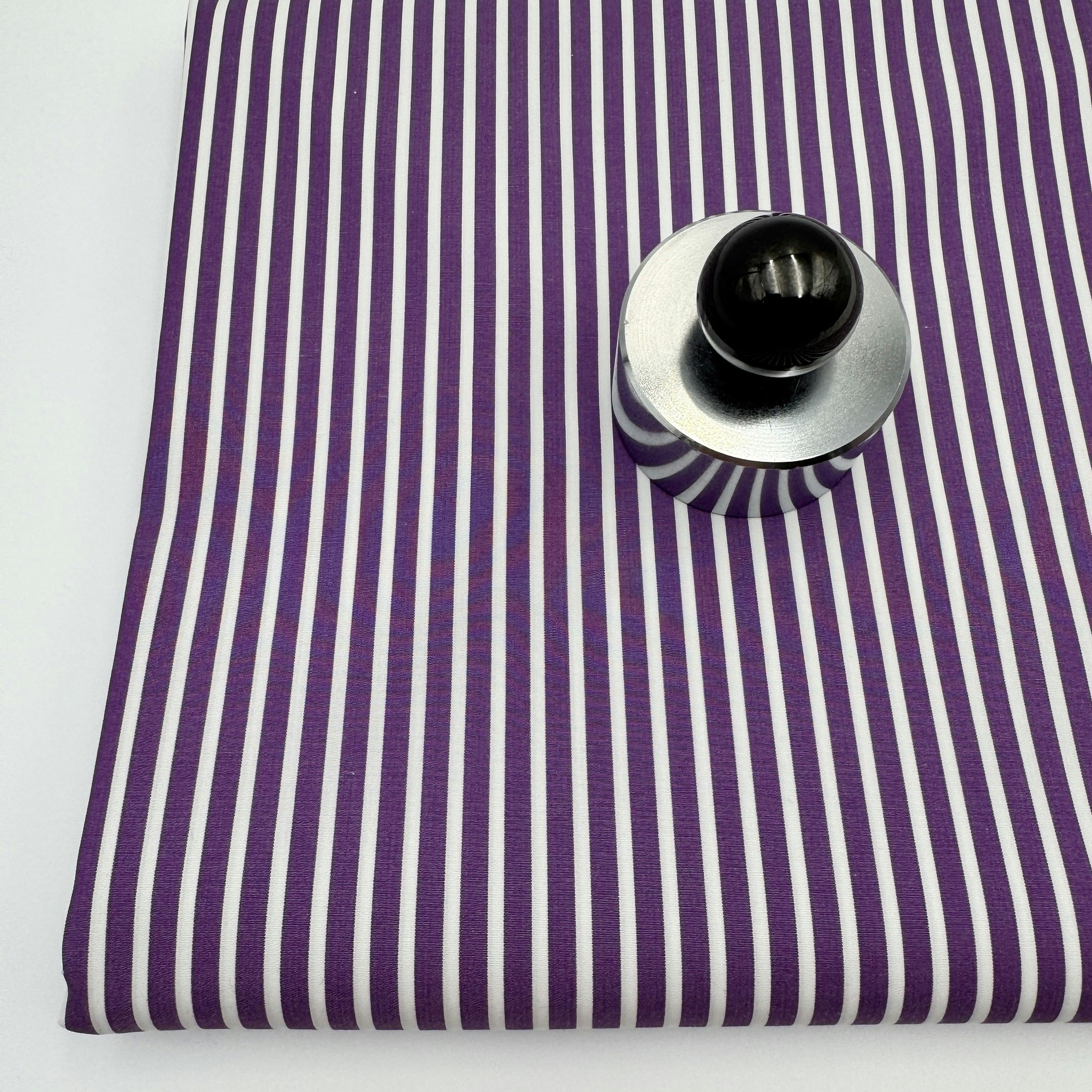 1,5m Bomullspoplin vit/lila rand