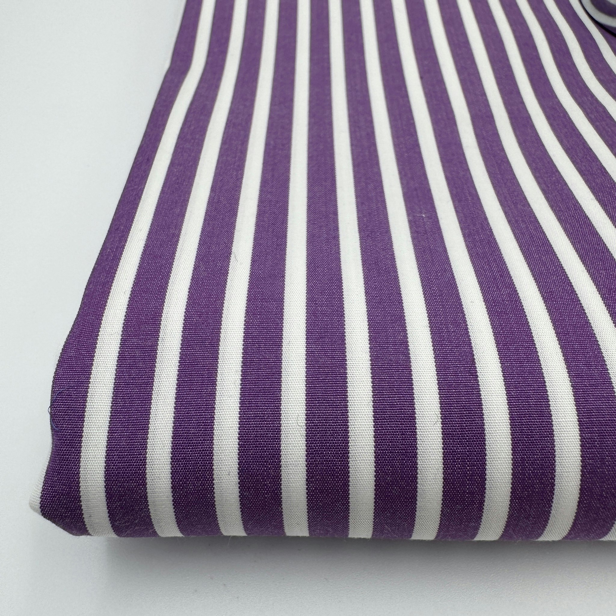 1,5m Bomullspoplin vit/lila rand
