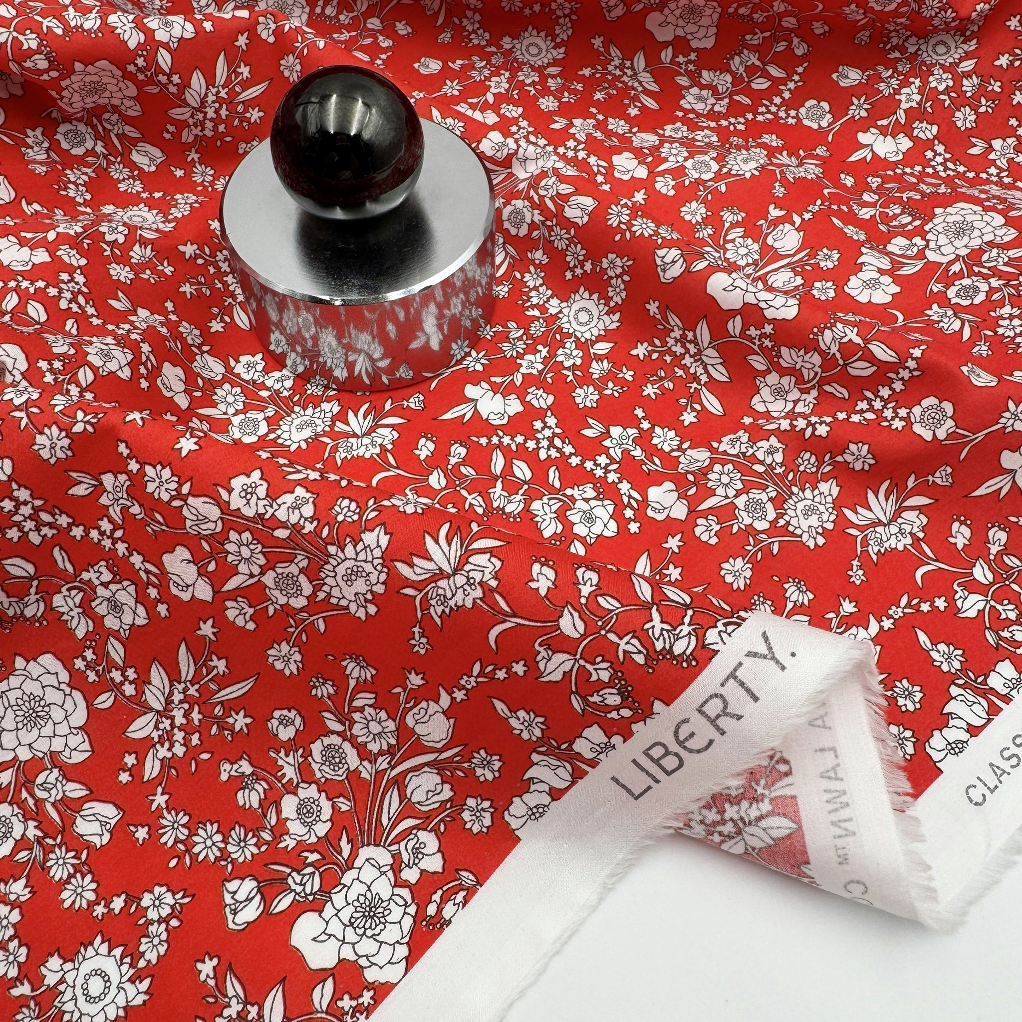 1,5m Liberty Tana Lawn - Summer blooms ljusröd
