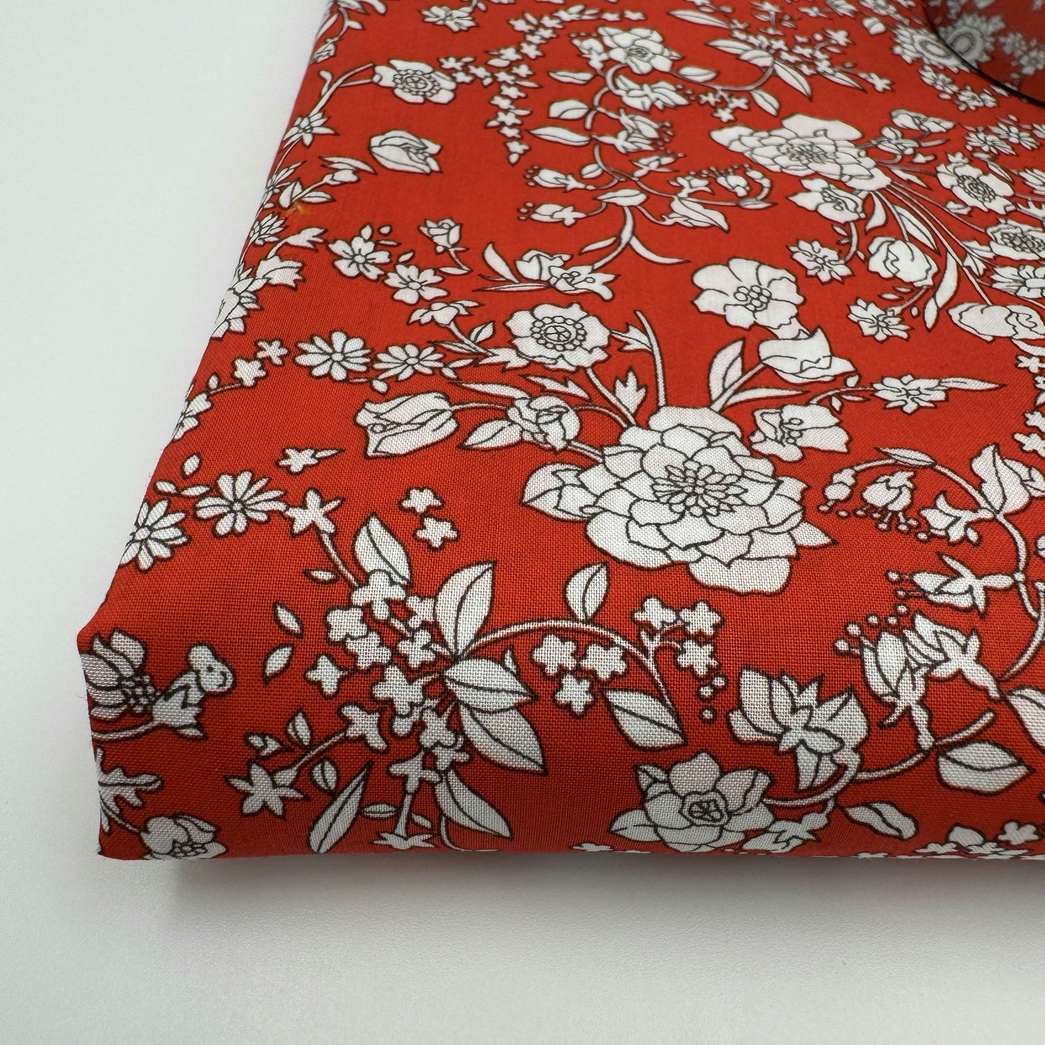 1,5m Liberty Tana Lawn - Summer blooms ljusröd