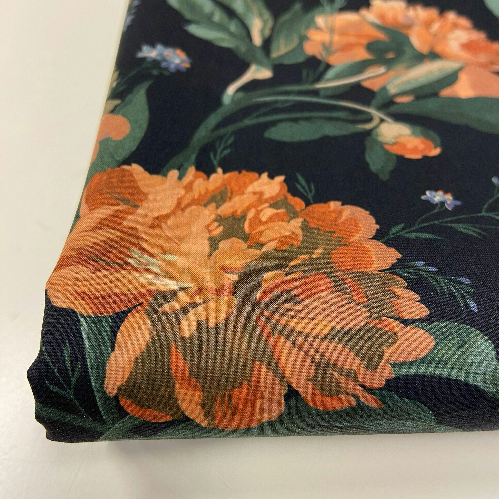 1,45m Libertytyg Tana Lawn - Decadent Blooms Marinblå