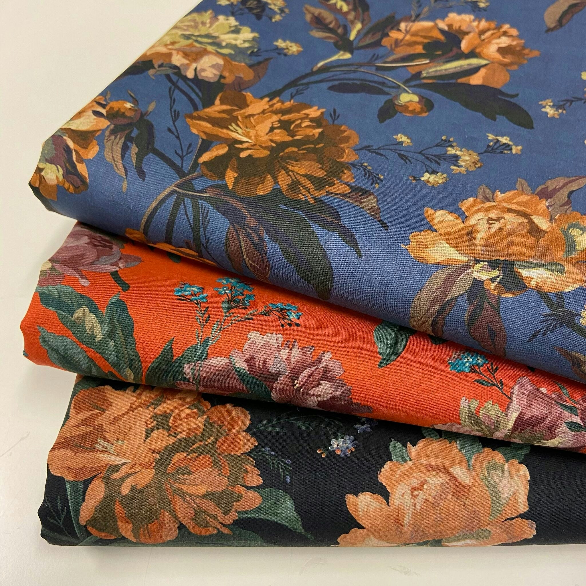1,45m Libertytyg Tana Lawn - Decadent Blooms Marinblå