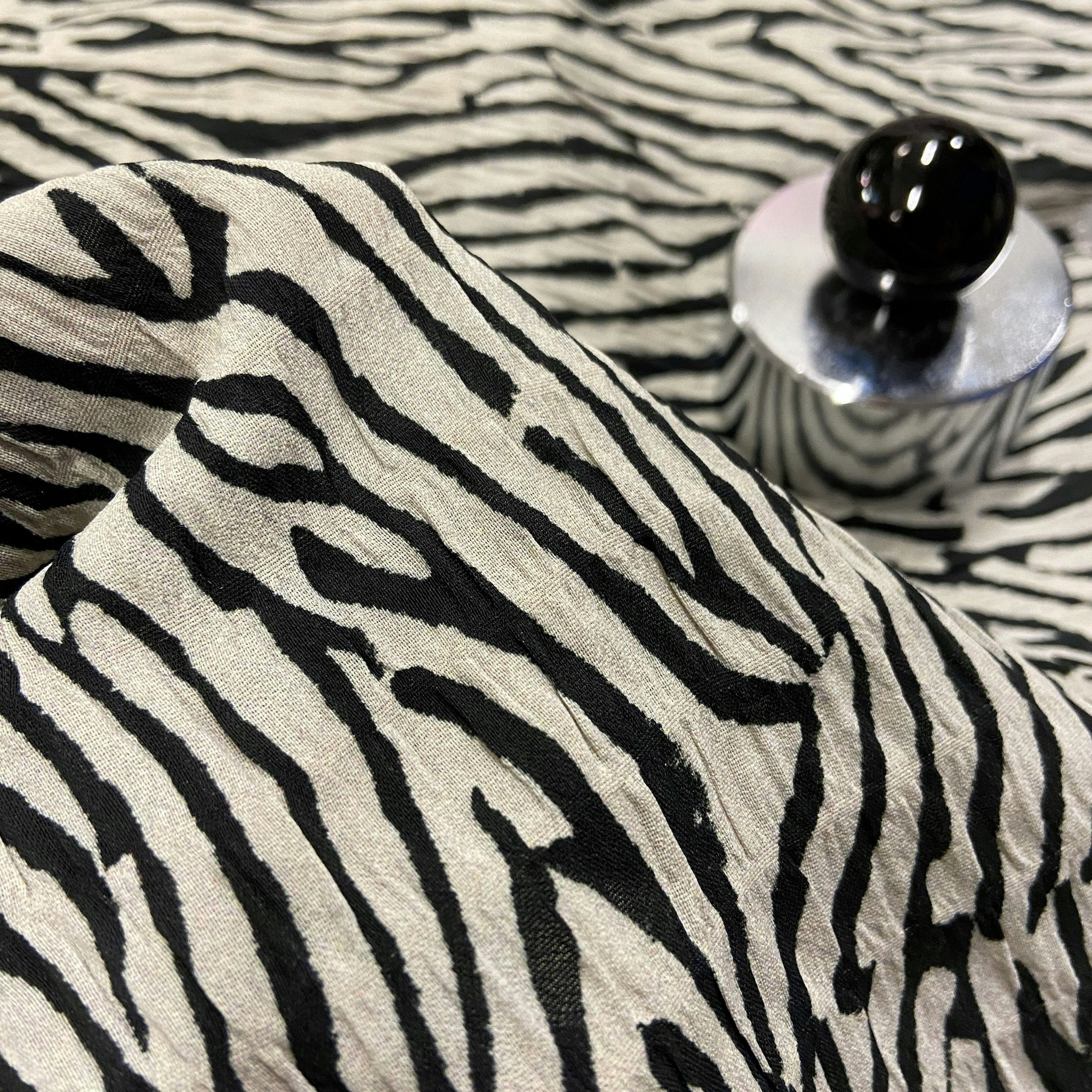 Viskos-bäckebölja, svart/beige zebra