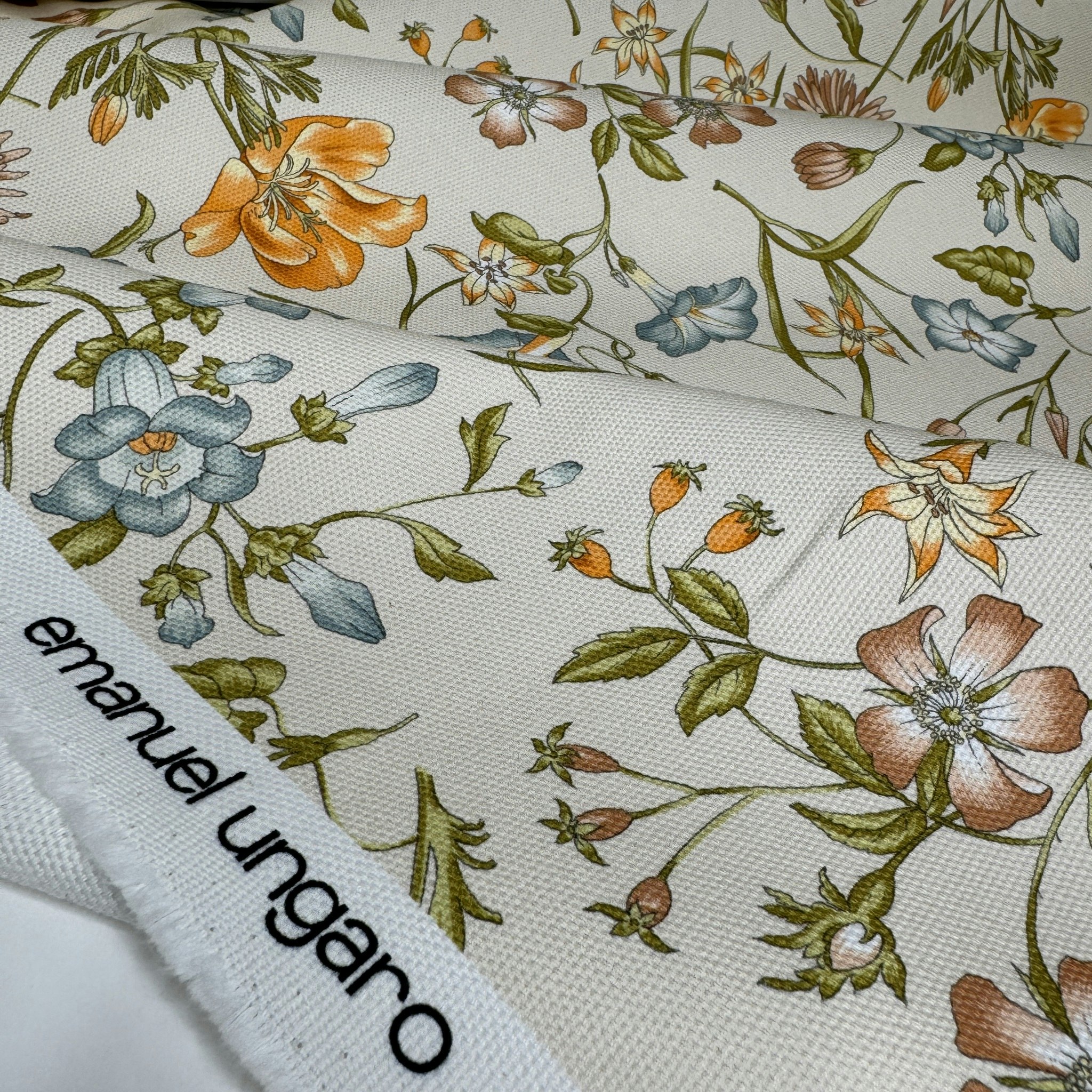 Bomullscanvas ljusbeige blommig Ungar*
