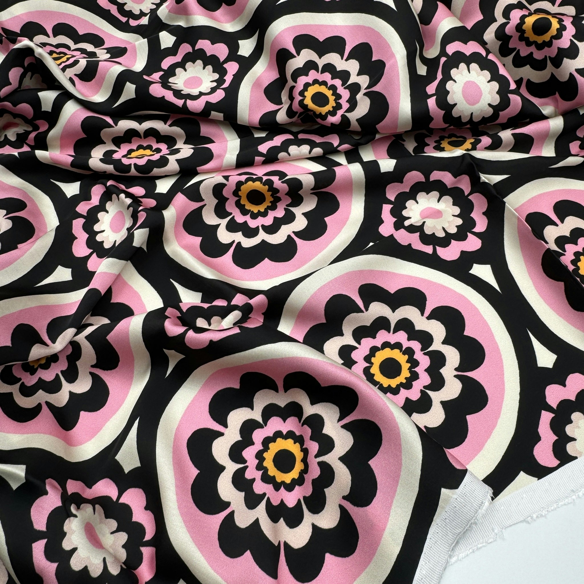 Viskossatin cirkelmönster rosa