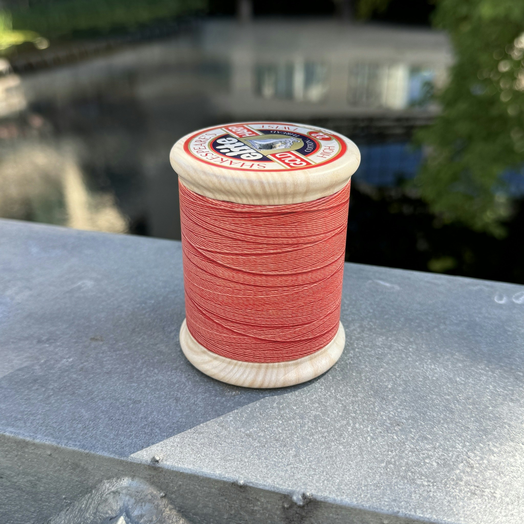 Plåtburk trådrulle röd