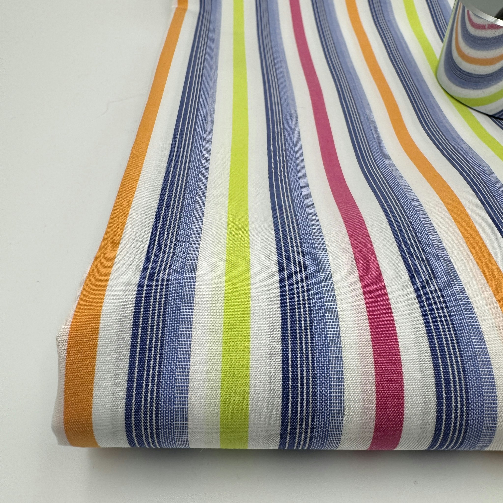 Bomullspoplin vit/lime/orange/cerise rand