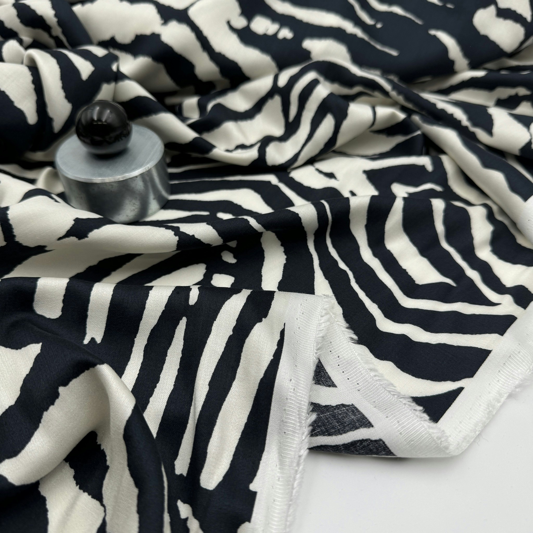 Viskossatin marin/crème zebra