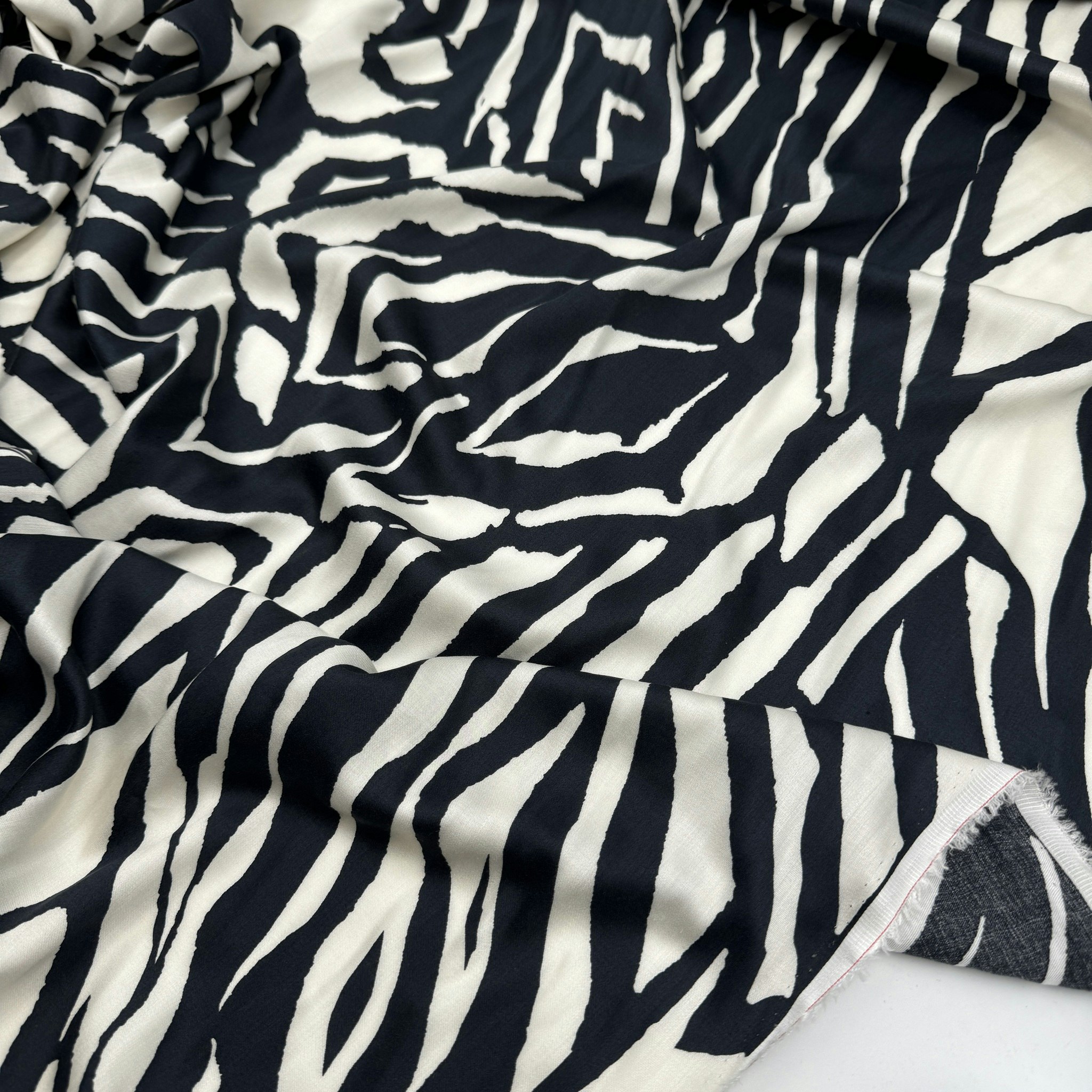 Viskossatin marin/crème zebra