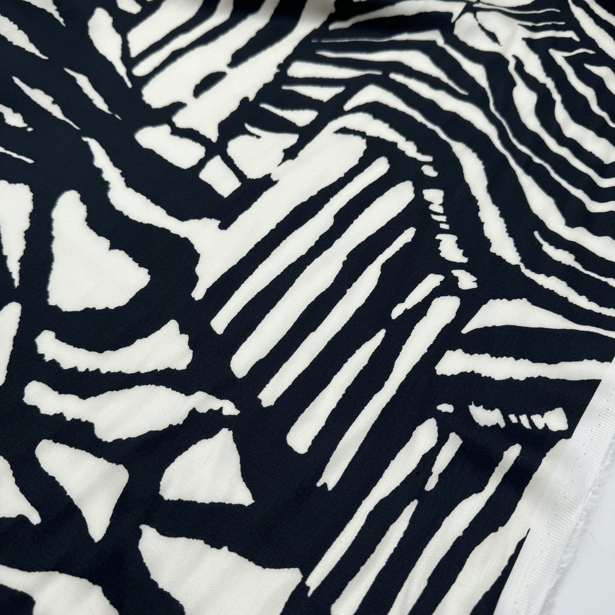 Viskossatin marin/crème zebra