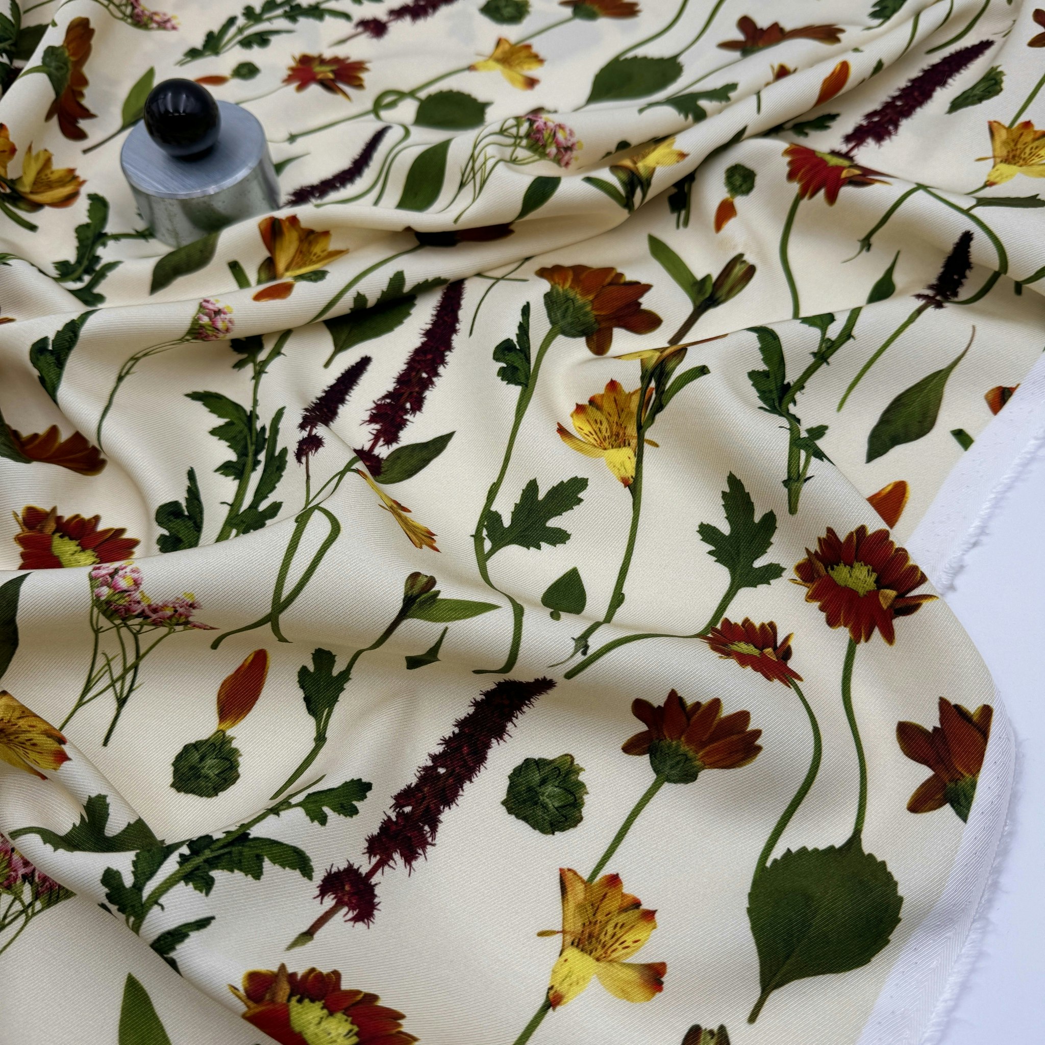 Viskostwill crème m blommor