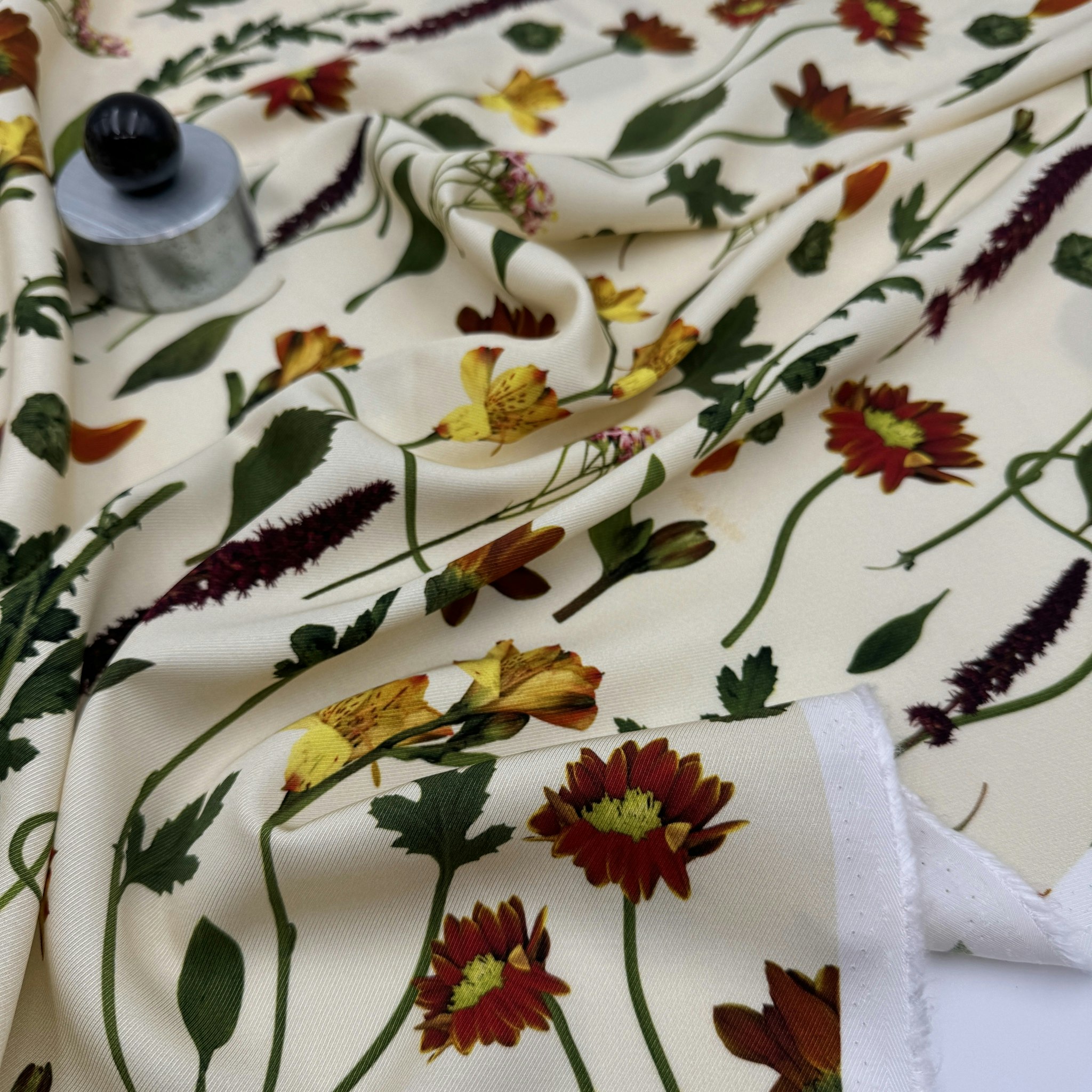 Viskostwill crème m blommor