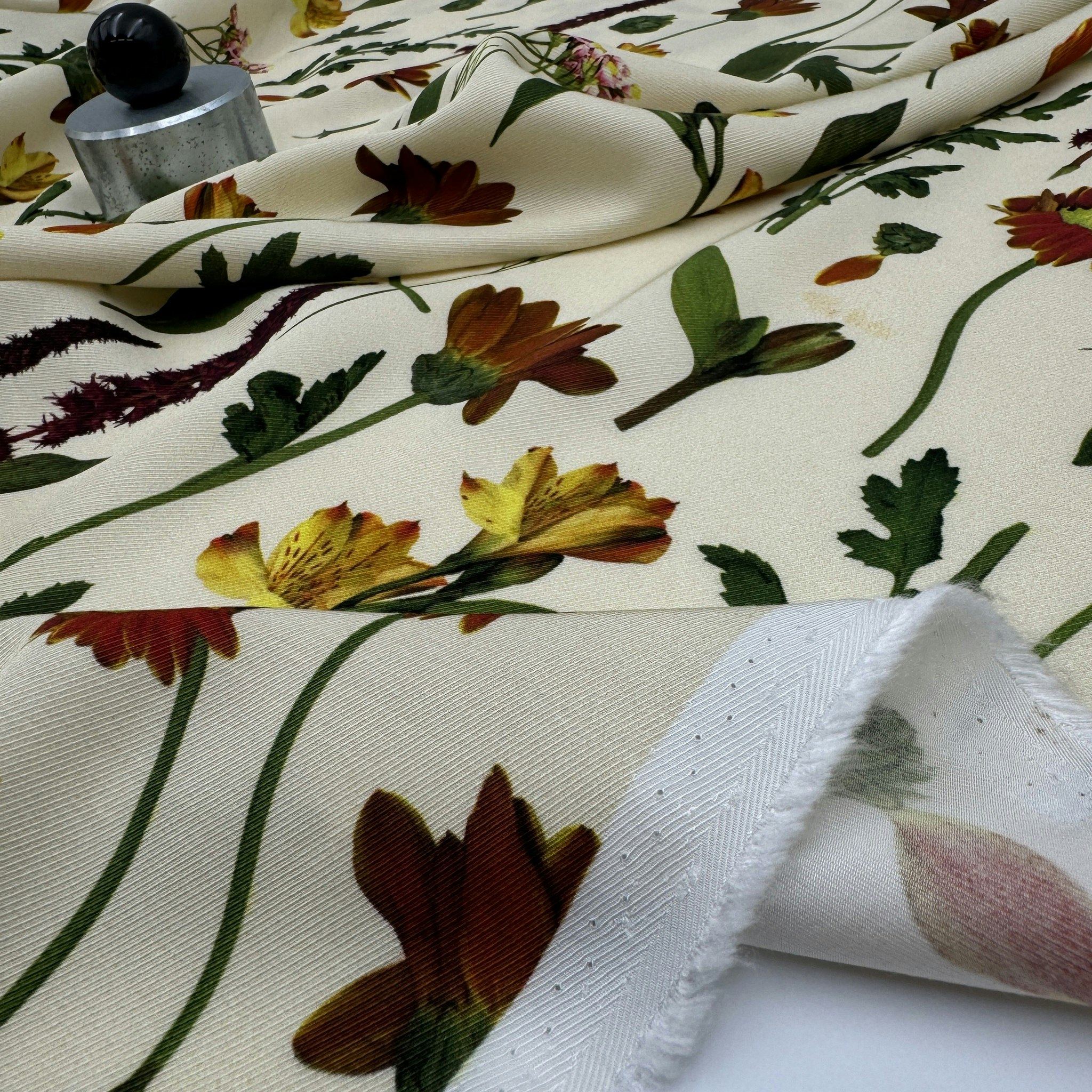 Viskostwill crème m blommor