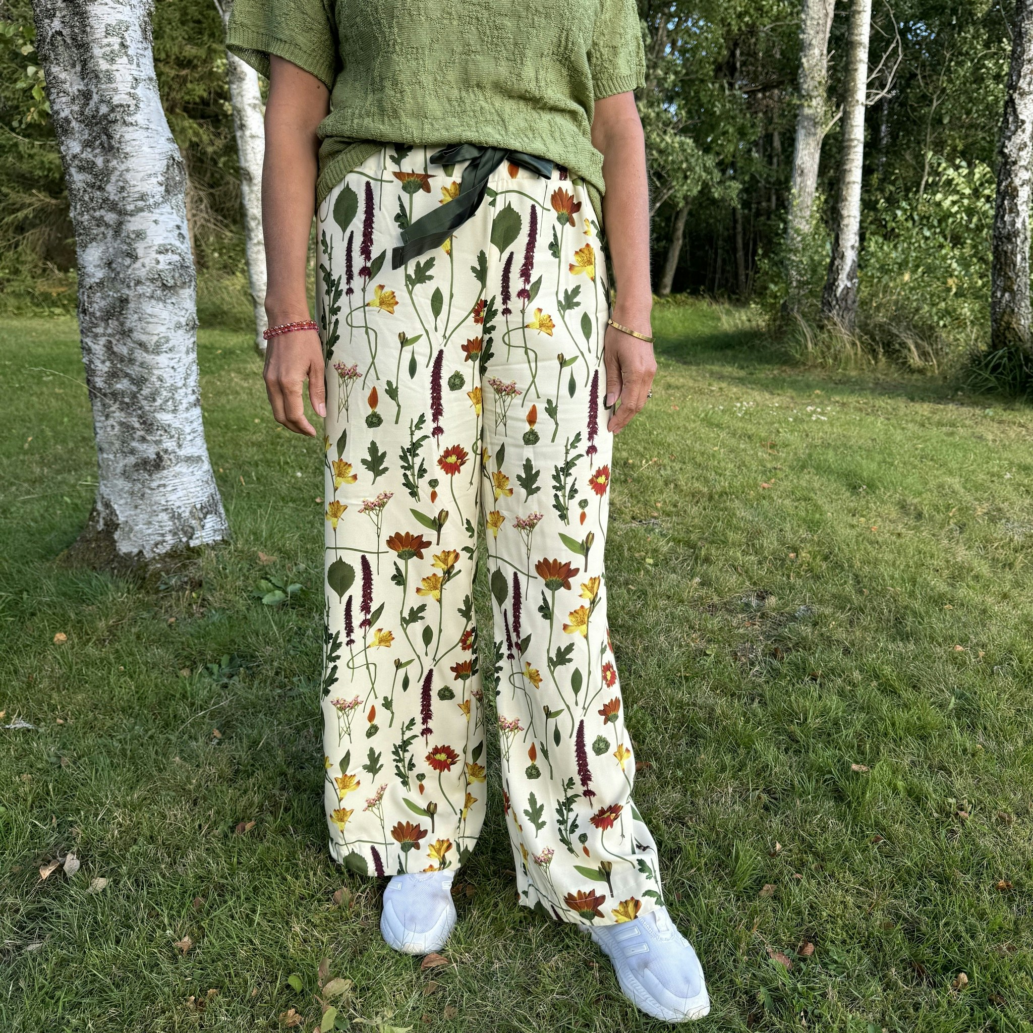Viskostwill crème m blommor