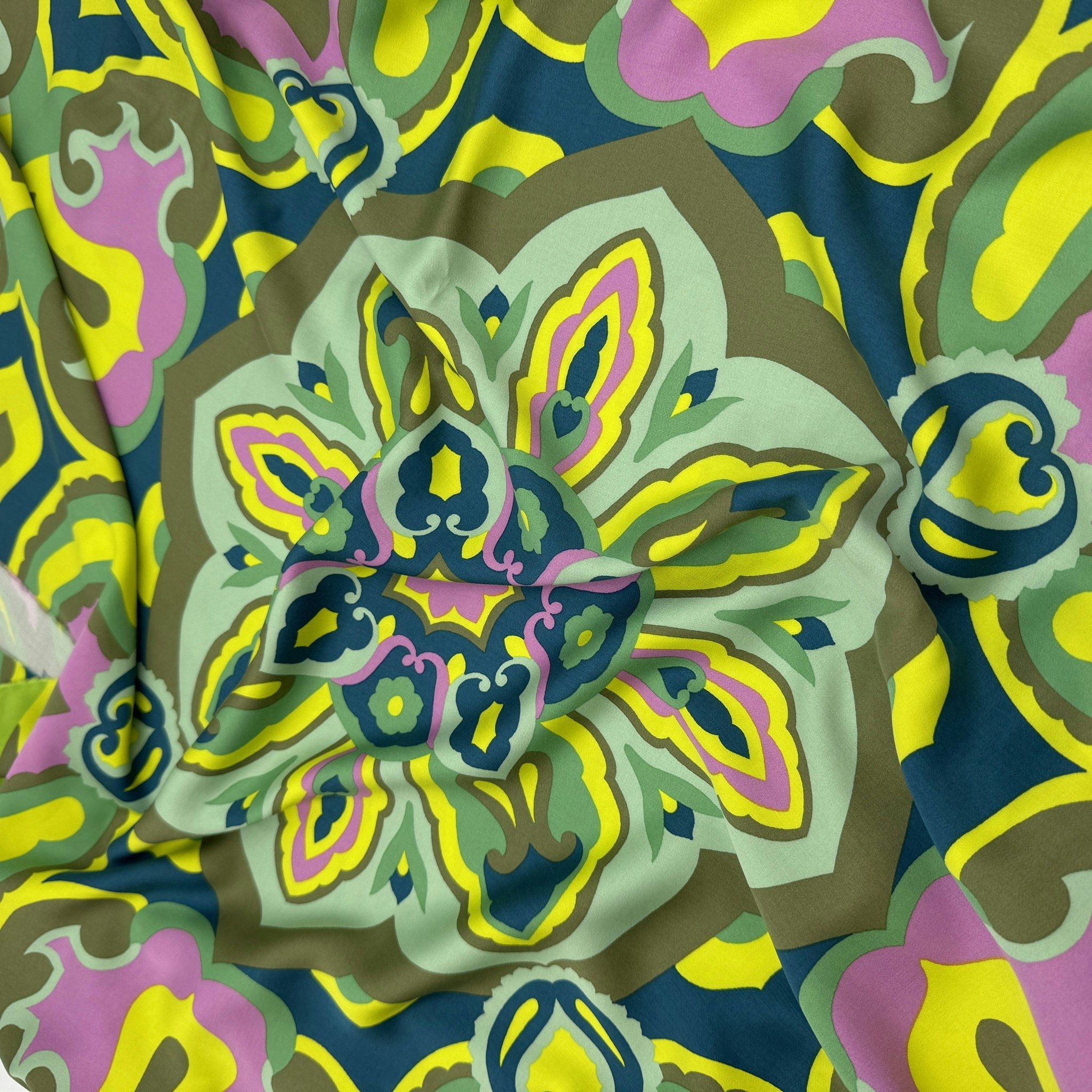 Viskossatin mandala grön/rosa