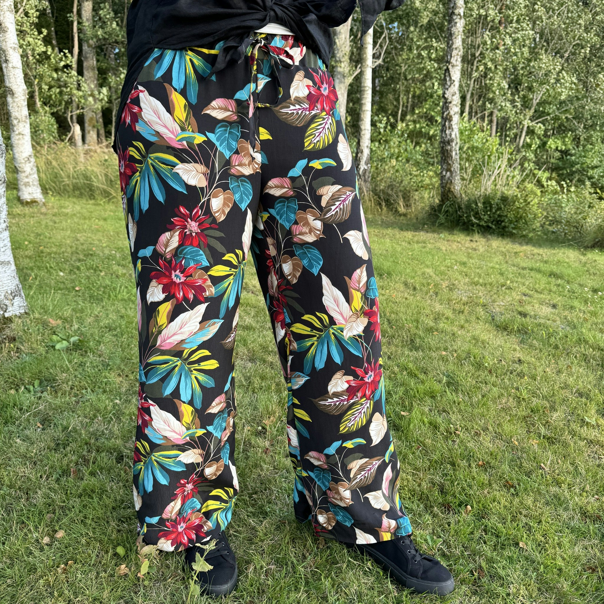 Viskoscrêpe svart hawaii