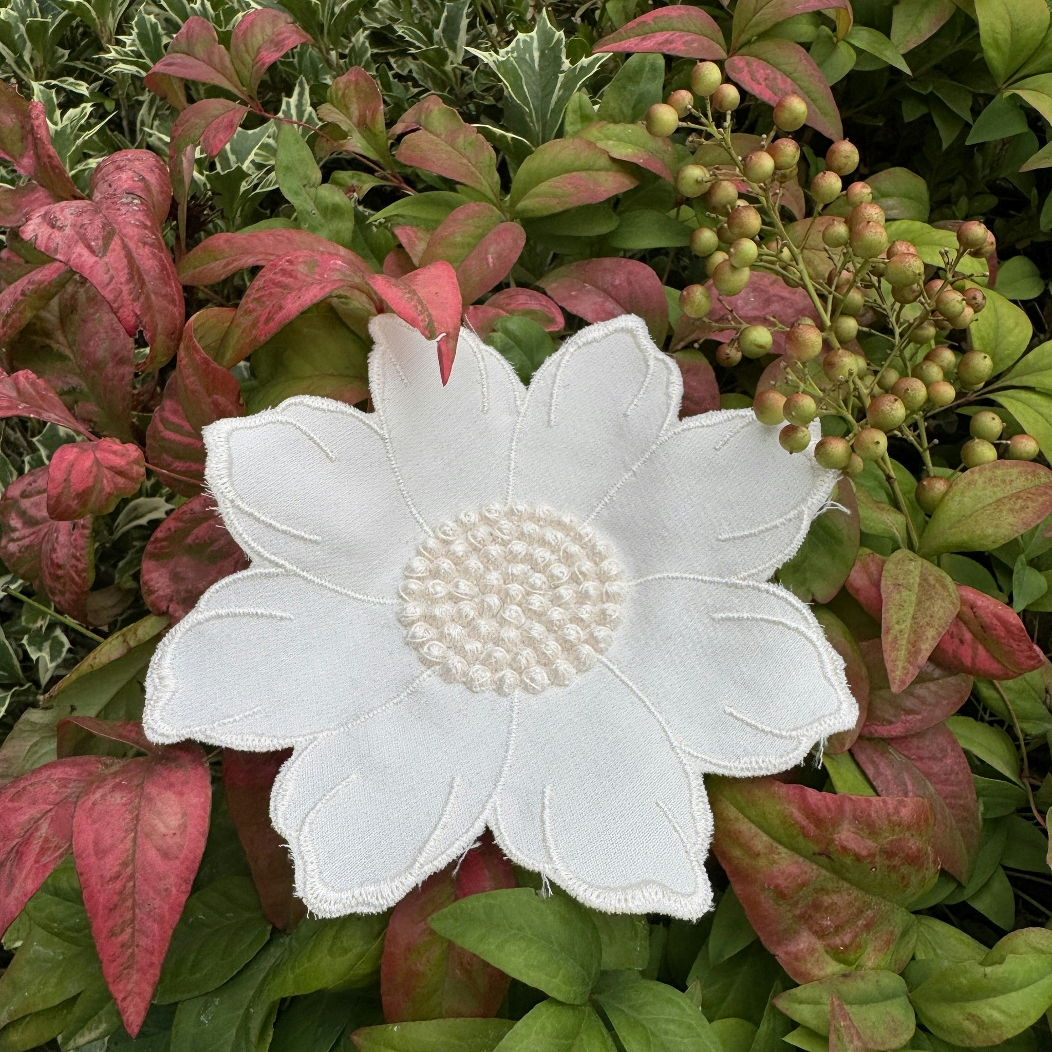 Blomapplikation vit 14cm