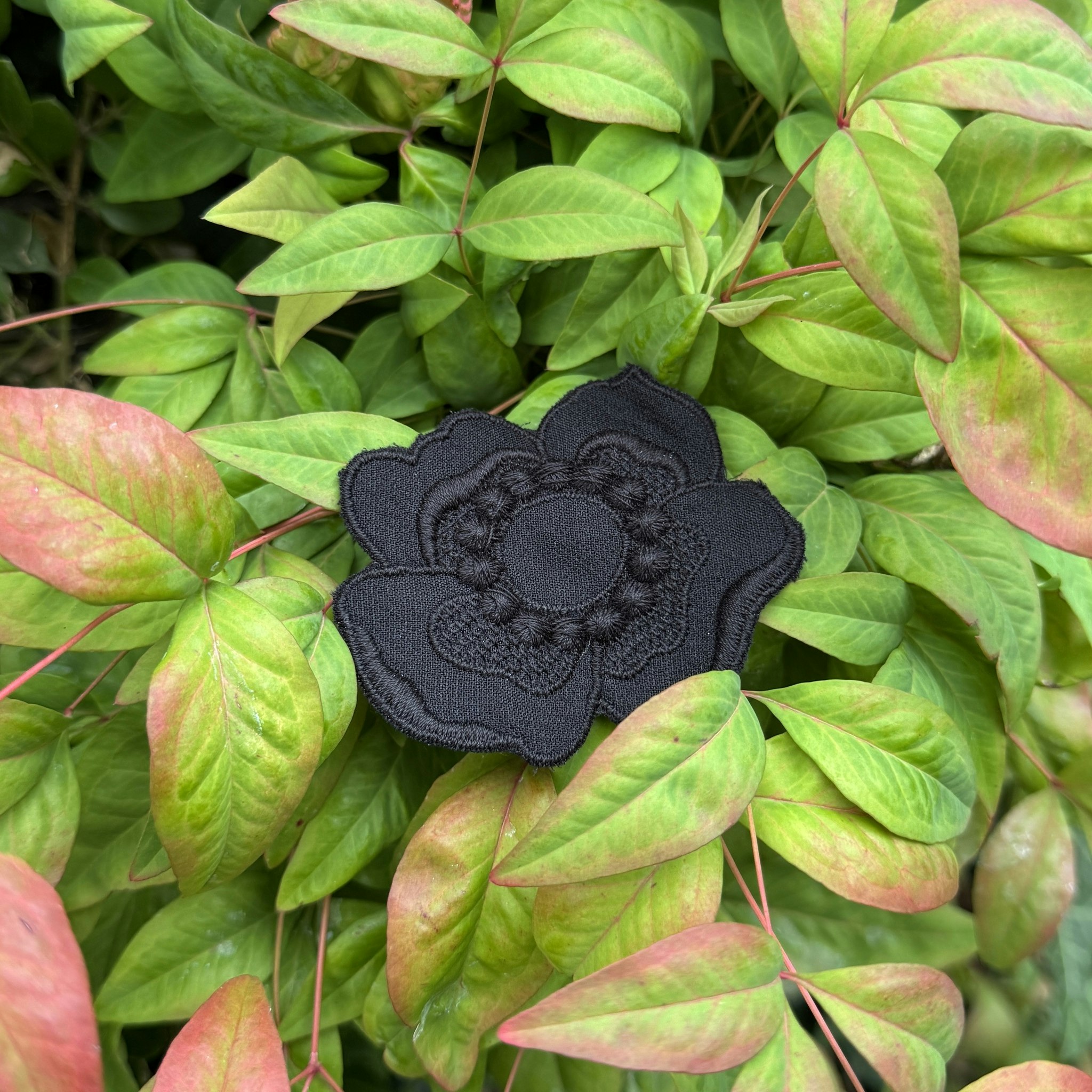 Blomapplikation svart 7cm