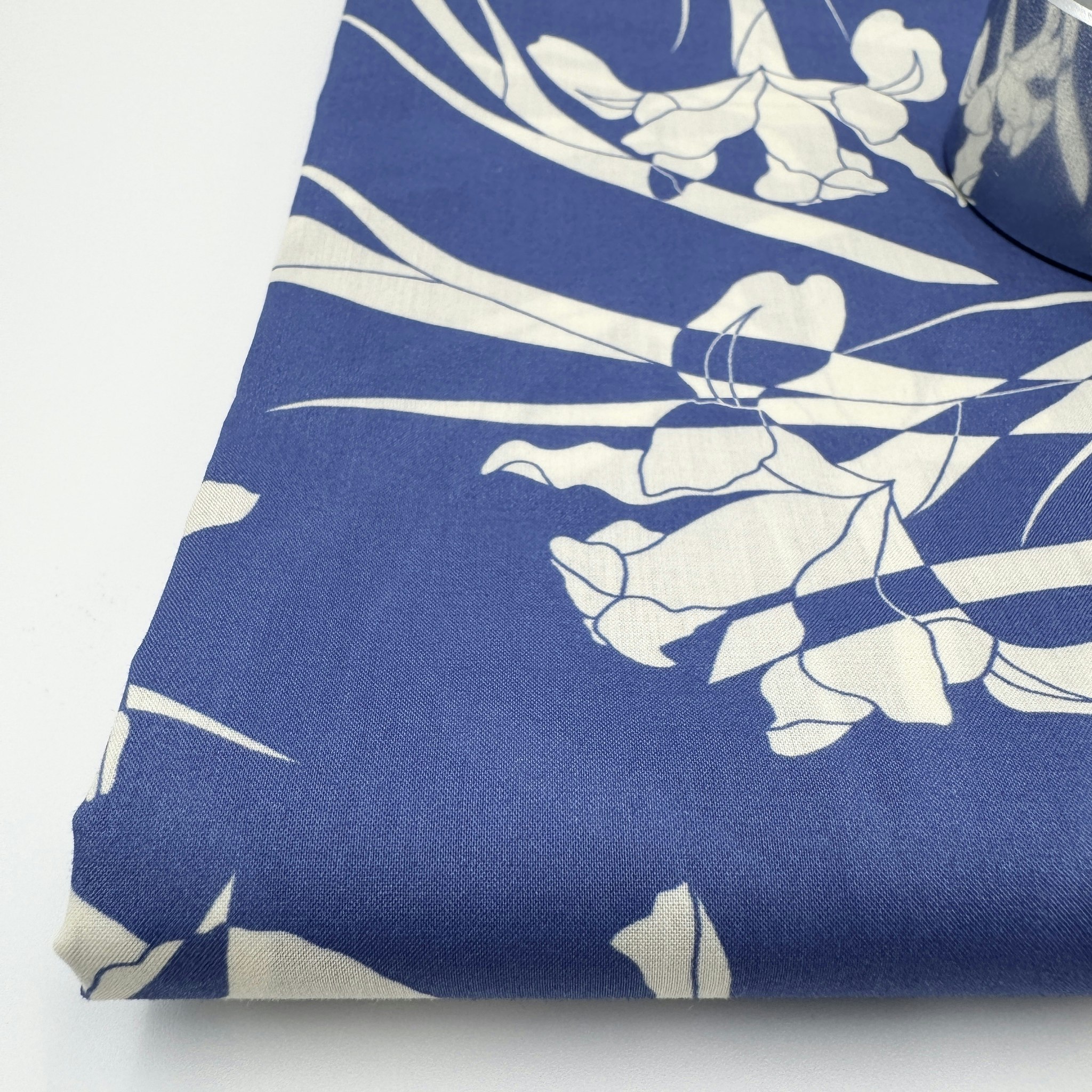 Liberty Tana lawn - Iris Scatter blå