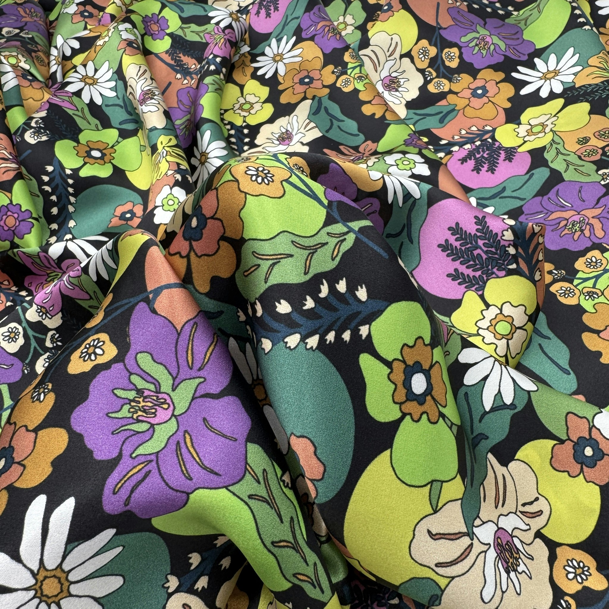 Sidensatin svart botten blommig