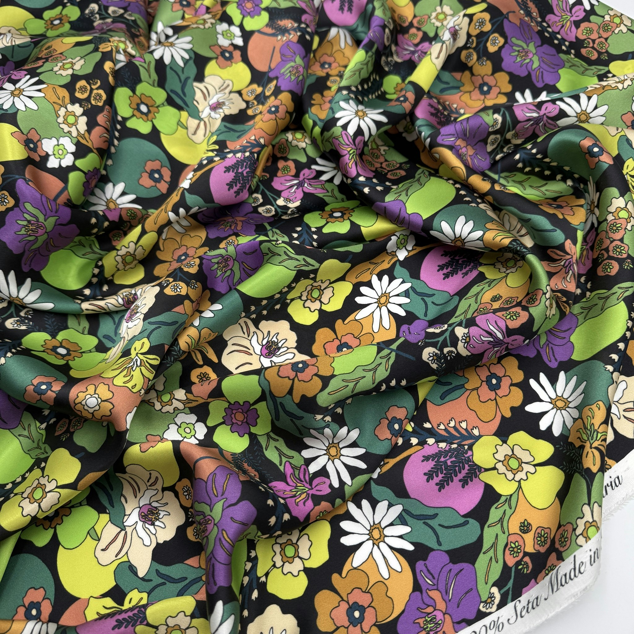 Sidensatin svart botten blommig