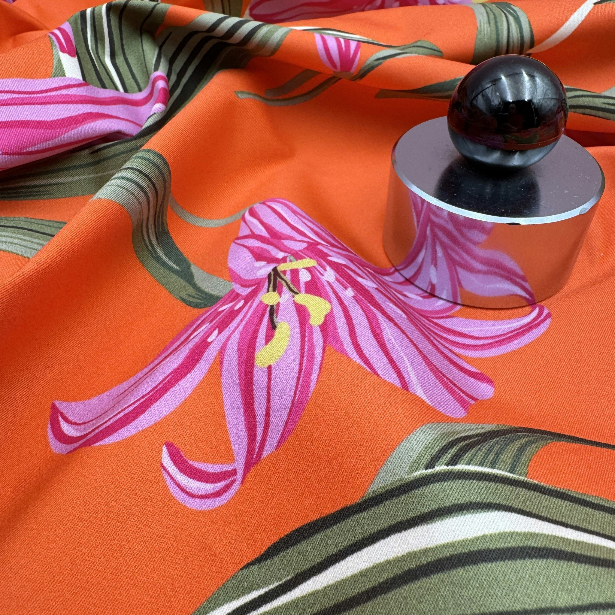 Bomull/elastan orange storblommig Hugo B***